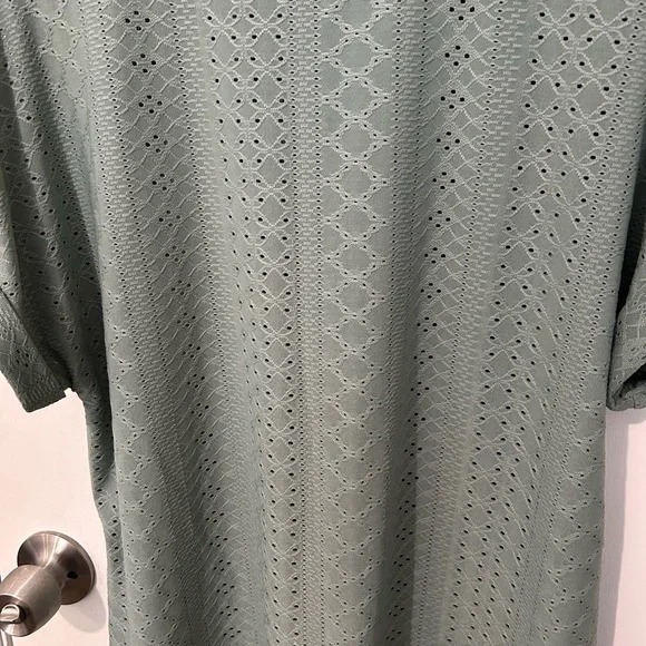Green Boxy Cuffed Sleeve T-Shirt Eyelet Design - Picture 8 of 8